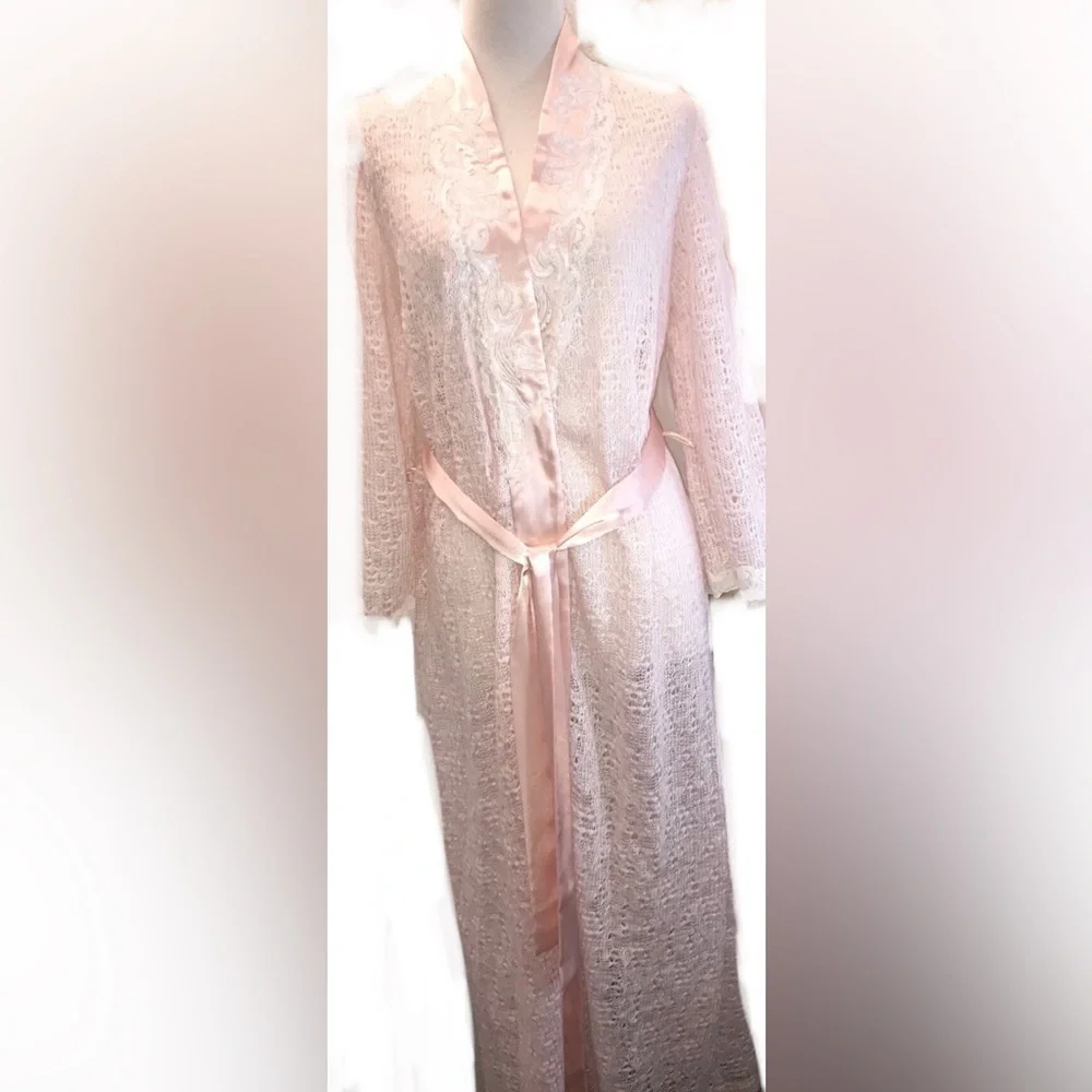 Natori Blush Pink Crochet Knit Long Robe with Lace Details Women’s M, Vintage